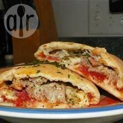 Prosciutto, barrel aged feta, anchovies, salami, spicy salami, goat cheese, meatballs, chicken, sausage $2.50. Calzones rellenos con tomate y queso | Receta (con ...