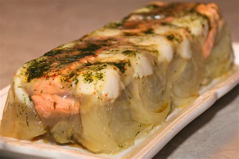 6 rabattez le film étirable sur la terrine et posez des poids sur toute la longueur. Terrine de St-Jacques et de saumon en gelée - La Cuisine ...