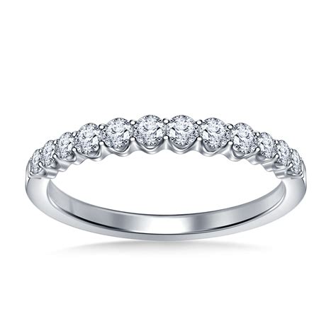 Size guide (10) a contemporary take on a classic style, this wedding band dazzles with shimmering diamonds that taper in size along the band (1/15 total carat weight). Tapered Diamond Wedding Band with Graduated Diamonds in Platinum (1/2 cttw.)