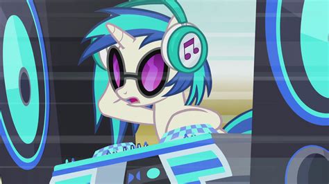 Image Dj Pon 3 Sees Something Approaching S5e9png My Little Pony