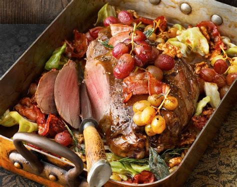 Saftige Rehkeule mit Speck Trauben und Walnusskernen Rezept