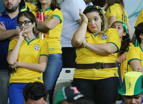 ドイツに敗れ、涙を流すブラジルサポーターら＝8日、…：ブラジル代表 写真特集：時事ドットコム