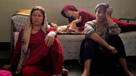 نمایش عکس زنان زندانی افغانستان در فرانسه