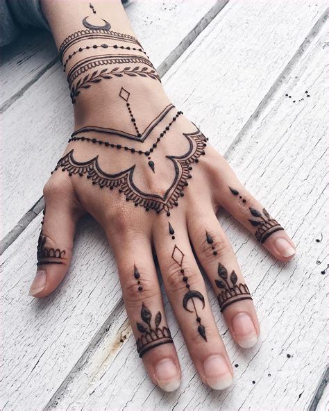 Henna Tattoo Finger In 2020 Henna Tattoo Designs Henna Tattoo Hand