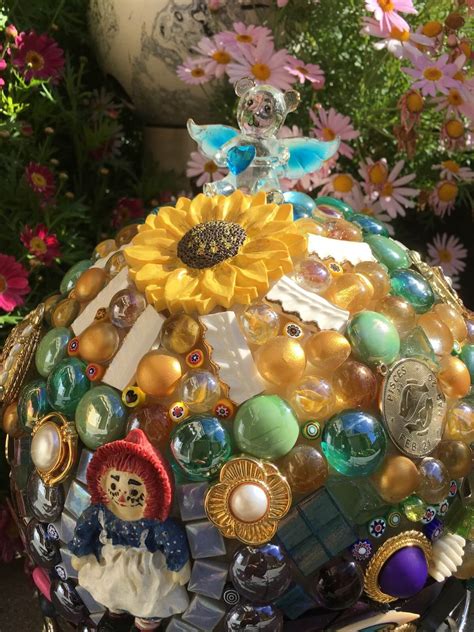 Fiori a forma di palla viola che sembrano stelle filanti. 23 idee di palla da giardino fai da te per illuminare il tuo giardino in un modo unico - HOME DECOR