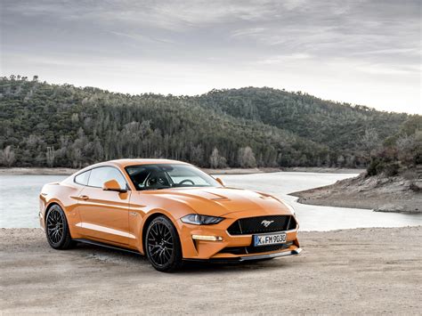 2018 Ford Mustang V8 Coupé Changing Lanes