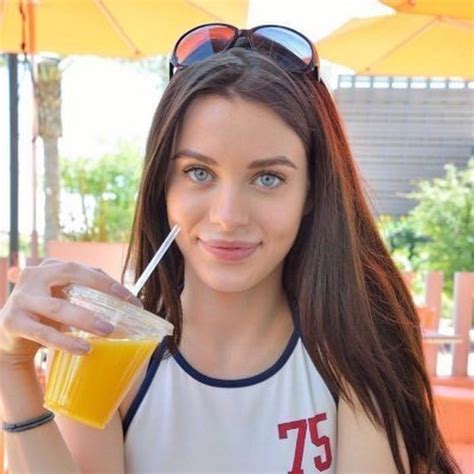 Lana Rhoades Bintang Porno Paling Dicari Tahun 2021 Yang Hobi Makan Pizza