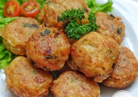 Anda bisa menggunakan kentang yang dikukus atau goreng, kemudian ditumbuk halus. Resep Perkedel Super Gurih dan Kriuk - Perfect 10 Cooking