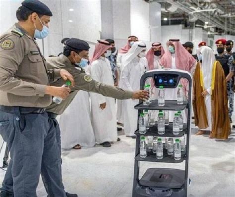 Air zamzam bermanfaat untuk apa saja yang diniatkan ketika meminumnya. Arab Saudi Luncurkan Robot Pintar untuk Distribusikan Air ...