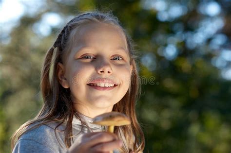 Lächelndes Kleines Mädchen Mit Pilz Stockbild Bild von freundlich kaukasisch