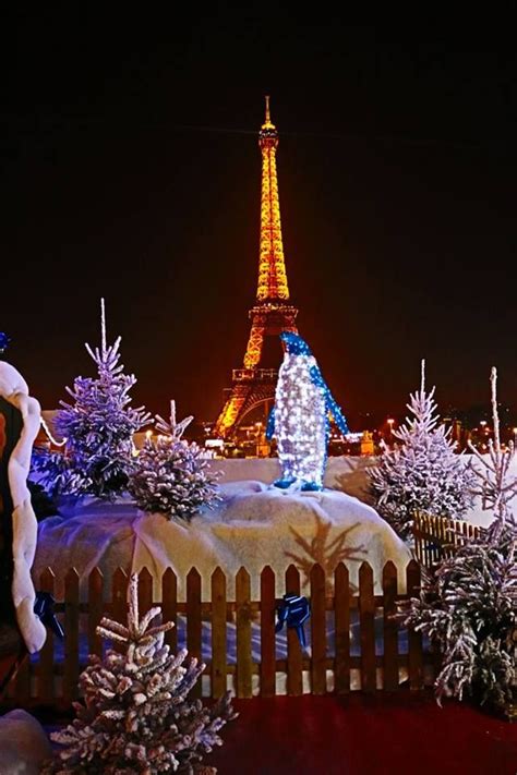 Eiffel Tower At Christmas Time Pinspopulars Christmas In Paris