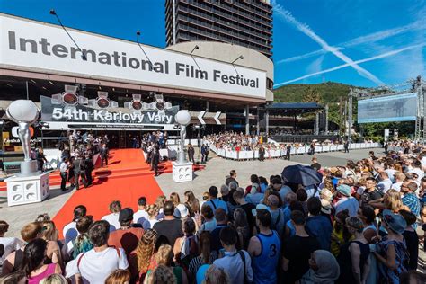 Strategický investor nám dává velkou jistotu. Filmový festival Karlovy Vary: Fotky z víkendu. Tropické ...