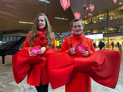 Complimentenmeisjes Maken Mensen Blij Op Valentijnsdag In Rotterdam