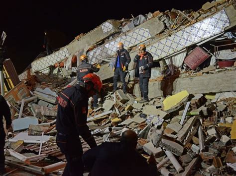 Terremoto in Turchia è strage almeno 20 morti ma si cercano dispersi