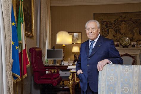 He was the 49th prime minister of italy from 1993 to 1994 and was the tenth president of italy from 1999 to 2006. E' morto Carlo Azeglio Ciampi, un "padre della Patria"
