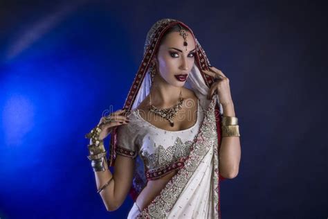 belle femme indienne dans sari clothing traditionnel avec nuptiale image stock image du
