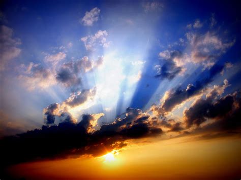Crepuscular Ray Of Sun Peeping On Clouds Hd Wallpaper Wallpaper Flare