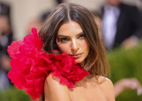 Emily Ratajkowski Accuses Robin Thicke Of Groping Her Breasts While