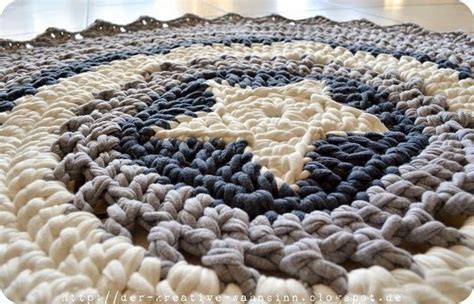 Aus, in streifen gerissener, alter bettwäsche und wolle wie du dir aus stoffresten und bettlaken einen teppich häkeln kannst erfährst du in dieser anleitung. Zpagetti Teppich / Doily Rug | Teppich häkeln, Gehäkelter ...