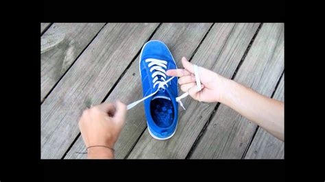 Dec 26, 2013 · so, if you're more interested in tying your shoes fast (and in a way that looks really cool) than perfect, this is the method for you. How to tie your shoes super fast! *Life Hack - YouTube