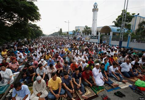 Muslim Filipinos Pray For Peace Ahead Of Ramadan