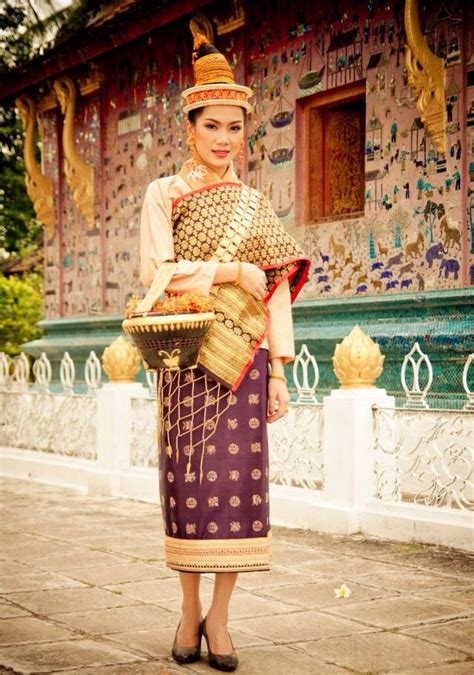 Épinglé Par Amy Thammavong Sur Traditional Lao Wedding Clothing Costume Traditionnel Vêtement