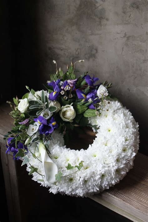 Wreath White Base With Spray Vinetta Flower Gallery Maidstone Kent