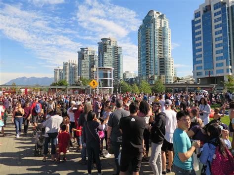 Thousands Of People Flock To Vancouvers Parks And Seawall For Solar