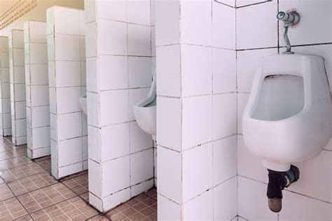 흰색 세라믹 배경에 남성 화장실에 흰색 소변기의 행 화장실에서 남성을위한 흰색 세라믹 소변기의 디자인 0명에 대한 스톡 사진 및