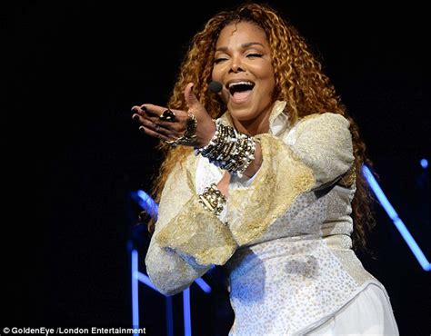 Janet Jackson Kicks Off Her Unbreakable World Tour Daily Mail Online