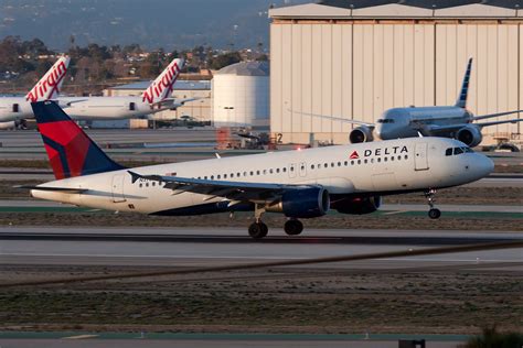 Delta Air Lines Airbus A320 N376nw Beacon Flash This Is F Flickr