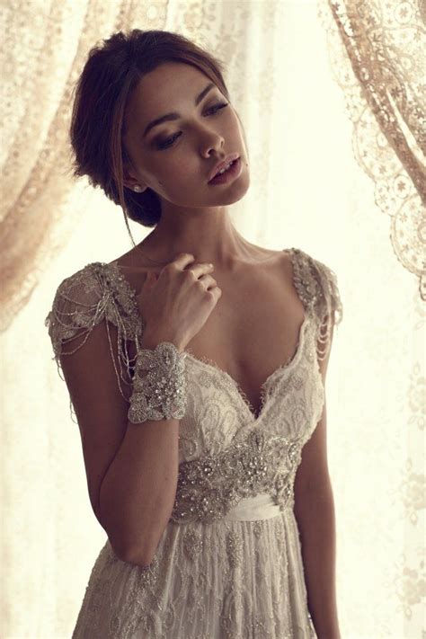 Traumhaftes hochzeitskleid mit schleierhandschuhe und äschchen. Ein romantisches Brautkleid mit perlenbesetzten Trägern ...