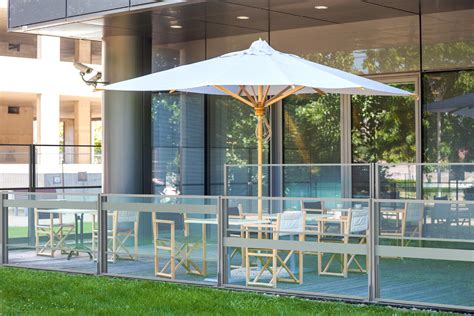 Paravent télescopique en verre pour terrasse de restaurant - Abriglass