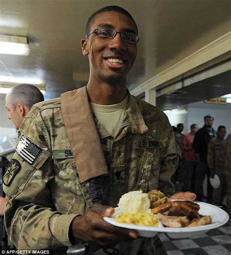 Beobachter sehen das jedoch anders. U.S. soldiers in Afghanistan and Iraq enjoy Thanksgiving ...