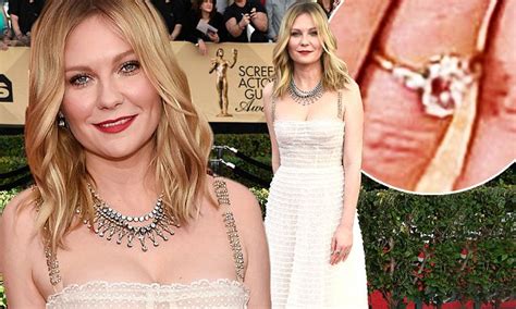 Sag Awards Kirsten Dunst Shows Off Her Engagement Ring Daily Mail Online