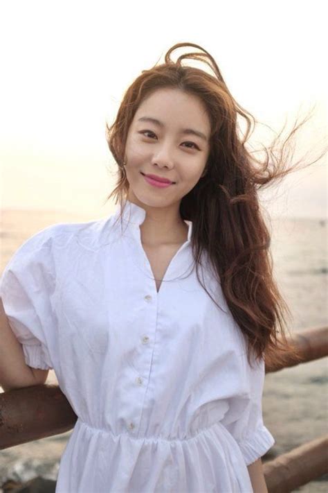 So, having a wife is out of the question. 'Memories of the Alhambra' Lee Si-won to Be Hyun Bin's ...