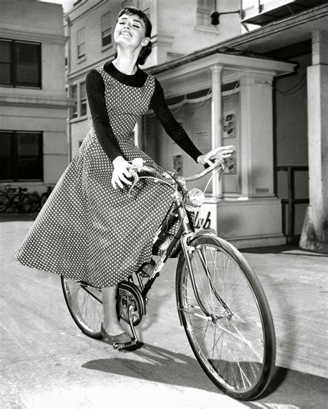 22 Interesting 1950s Classic Photos Of Hollywood Actresses Ride Their