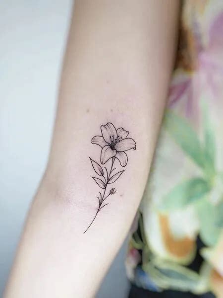 Minimalist Lily Tattoo Em L Rios Tatuagens De L Rios Tatuagem