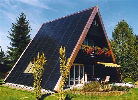 Solar Panels Power The Home When The Sun Shines The Battery Stores