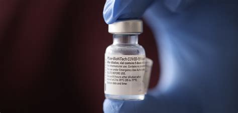 กลางข้อสงสัยของคนไทยหลายๆ คนที่ว่าทำไมรัฐบาลจึงให้ฉีด sinovac และจะใช้ astrazeneca แทน. อัพเดทความเคลื่อนไหวของ 5 แบรนด์วัคซีน COVID-19 ตัวไหนใช้ ...