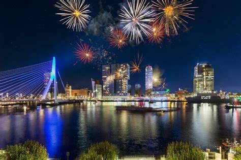 Vuurwerk In Rotterdam 3 Van Prachtig Rotterdam Op Canvas Behang En