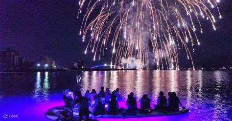 nighttime oceanic sup at 2019 penghu international fireworks festival in penghu taiwan klook
