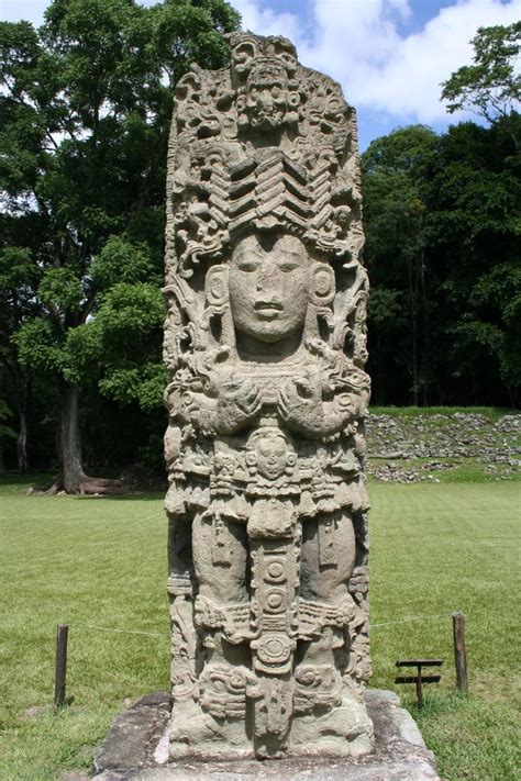 Estela Maya Del Yacimiento Arqueológico De Copan En Honduras © Getty
