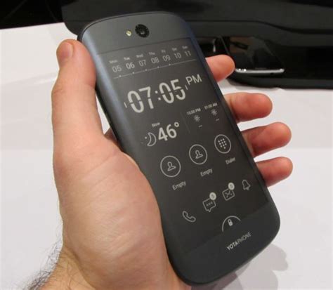 Closer Look Yotaphone 2 Dual Screen Smartphone With Color E Ink