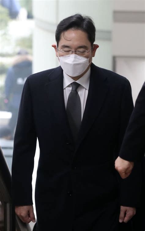 공개된 청원 답변은 청와대 홈페이지 > 국민청원 > 답변된 청원 또는 청와대 트위터, 페이스북, 유튜브를 통해 확인하실 수 있습니다. "수척해진 이재용 풀어줘라" 커지는 삼성전자 이 부회장 사면론