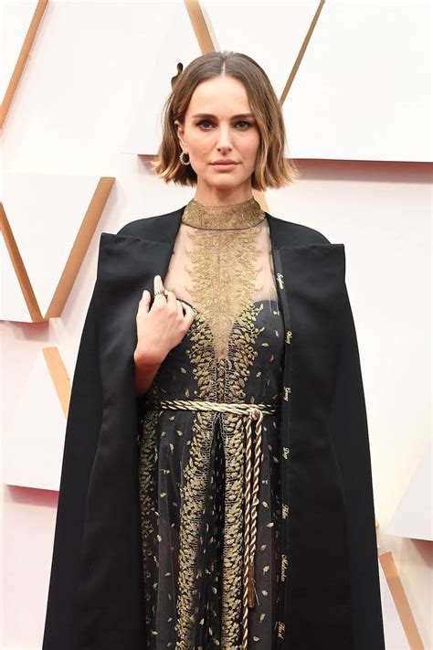 Natalie portman is an israeli actress, psychologist, director and producer with american nationality, and is recognized for having won the most important film awards: Natalie Portman wears cape with names of unrecognized female directors at the 2020 Oscars