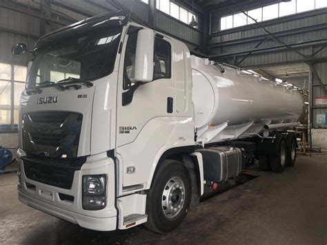 china isuzu giga  fueloilwater tank truck china fuel truck