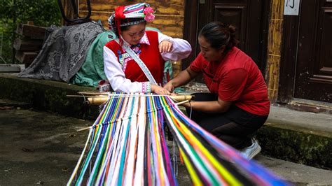 Girl of Nu ethnic minority learns traditional weaving ...