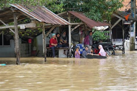 น้ำท่วมเขตเศรษฐกิจชั้นในนราธิวาส รร เทศบาล 3 หยุดเรียน thai pbs news ข่าวไทยพีบีเอส