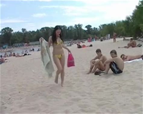 Chicas desnudas en una playa pública